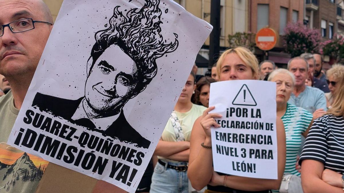 Carteles pidiendo la dimisión del consejero de Medio Ambiente, Suárez-Quiñones, en la manifestación de la Bañeza contra la gestión de los incendios.