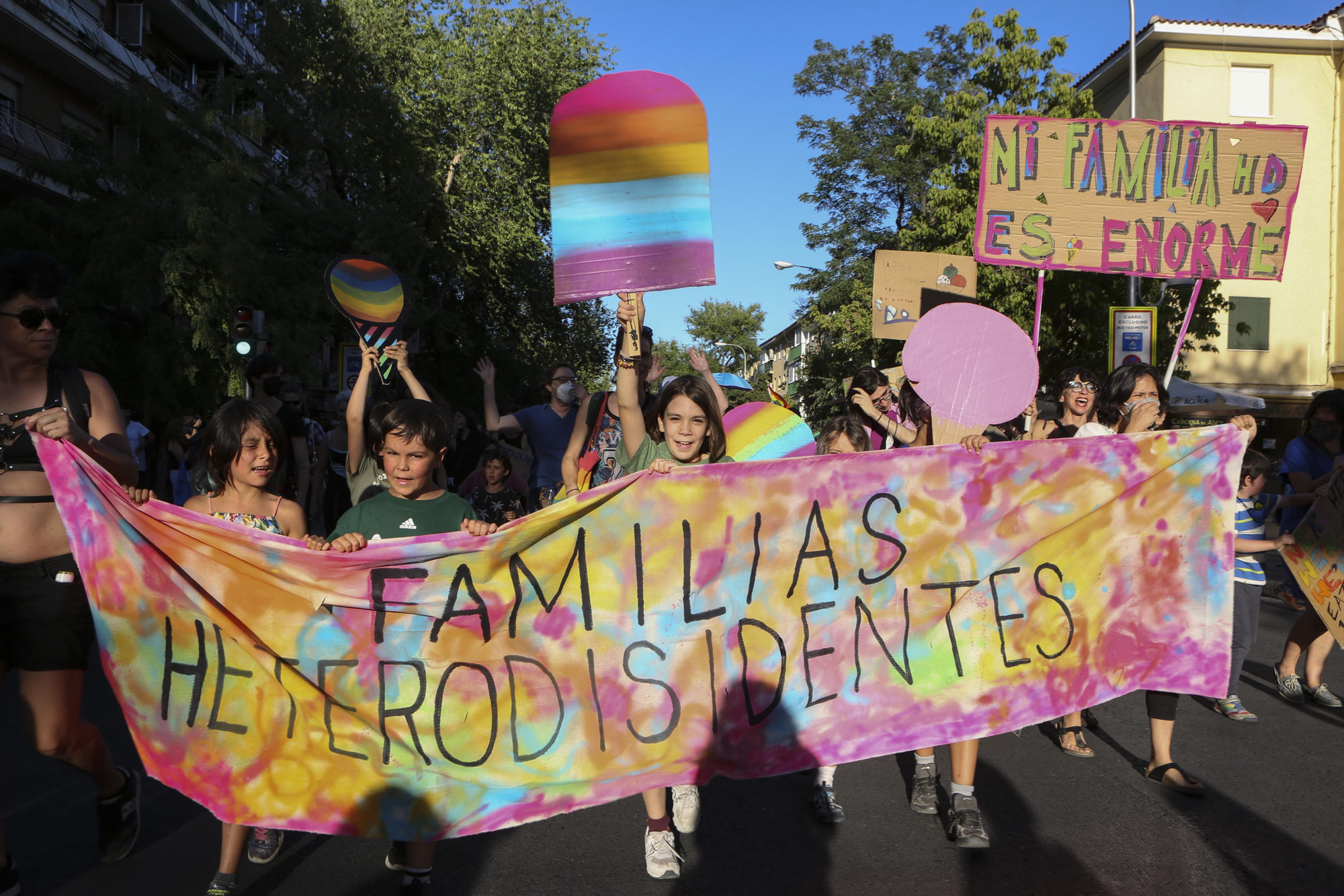 Pancarta llevada por niños en la manifestación del Orgullo Crítico: "Familias heterodisidentes"