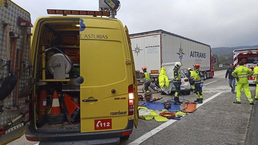 Muere el conductor de un vehículo que colisionó contra un camión en Gijón
