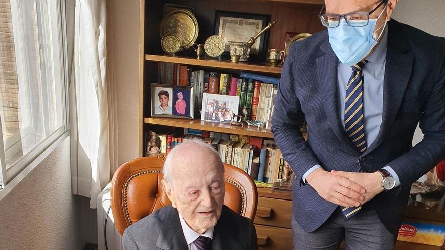 El Colegio de Médicos de Granada homenajea al "médico más longevo de España" con 108 años de vida y casi 80 de colegiado