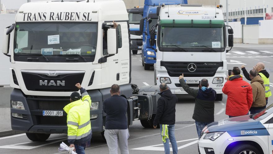 Un convoy de 28 camiones trae materias primas para pienso desde Cartagena a Castilla-La Mancha y se negocia un segundo viaje