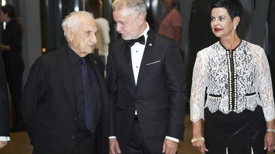 Urkullu, con su esposa, Lucía Arieta-Araunabeña, y Frank Gehry en el 25 aniversario del Guggenheim