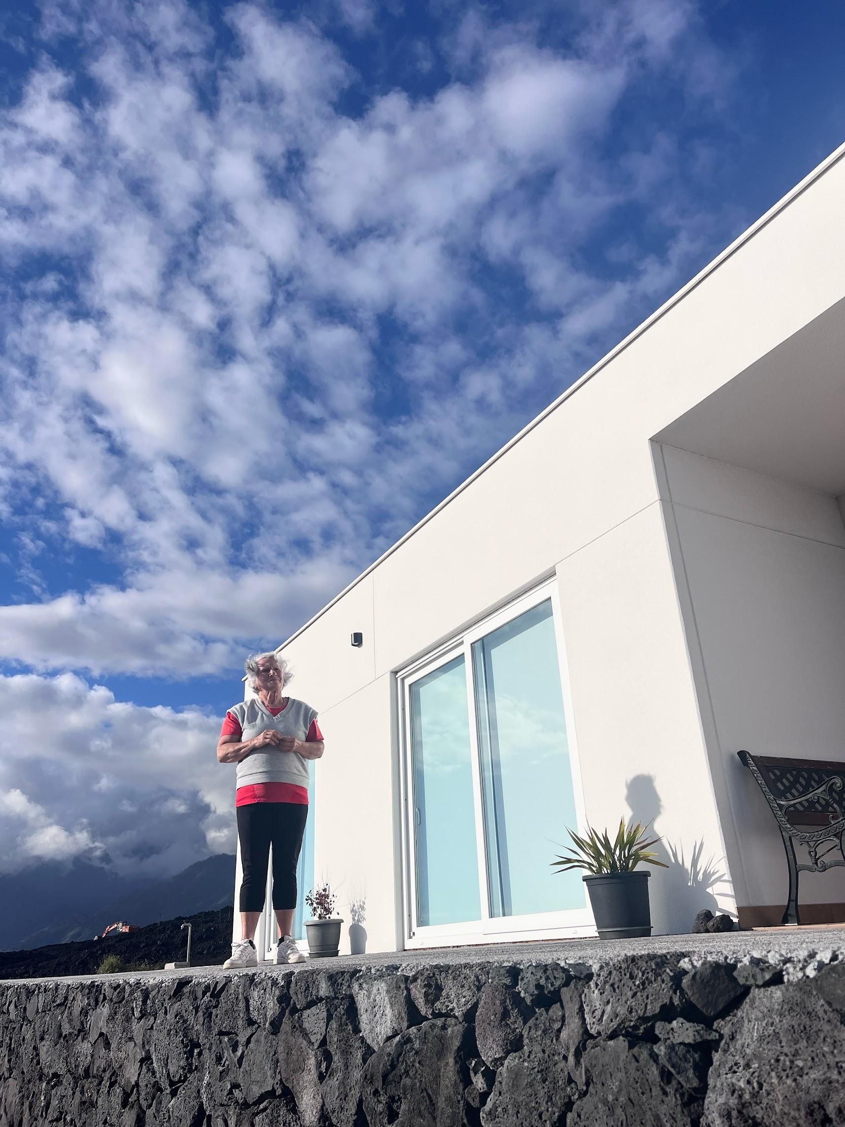 Esther, junto a su vivienda.