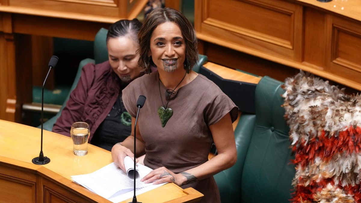 Oriini Kaipara, diputada maorí de Nueva Zelanda. Intentó finalizar su discurso con el tradicional "haka" pero el presidente de la Cámara levantó la sesión.