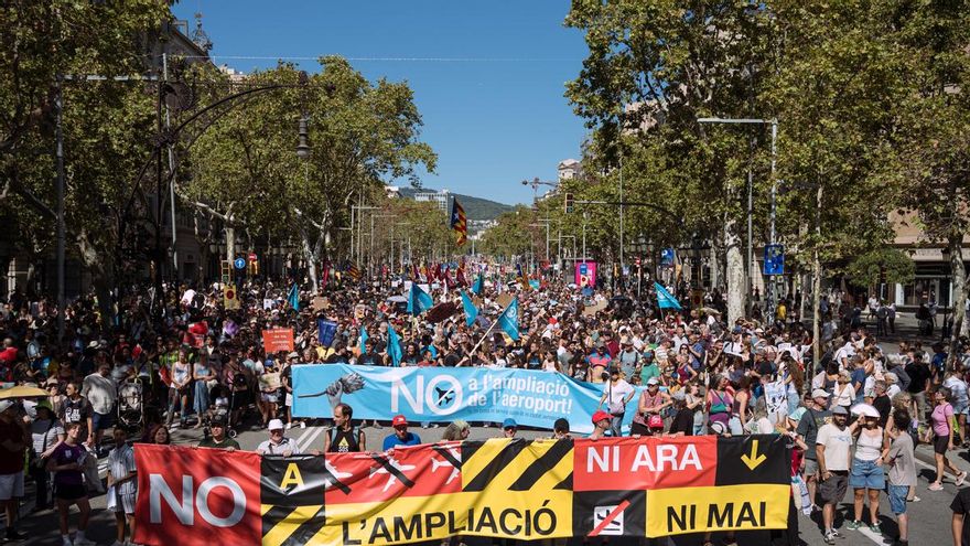 El rechazo a la ampliación del aeropuerto de El Prat sale a la calle en Barcelona: "Es negacionismo climático"