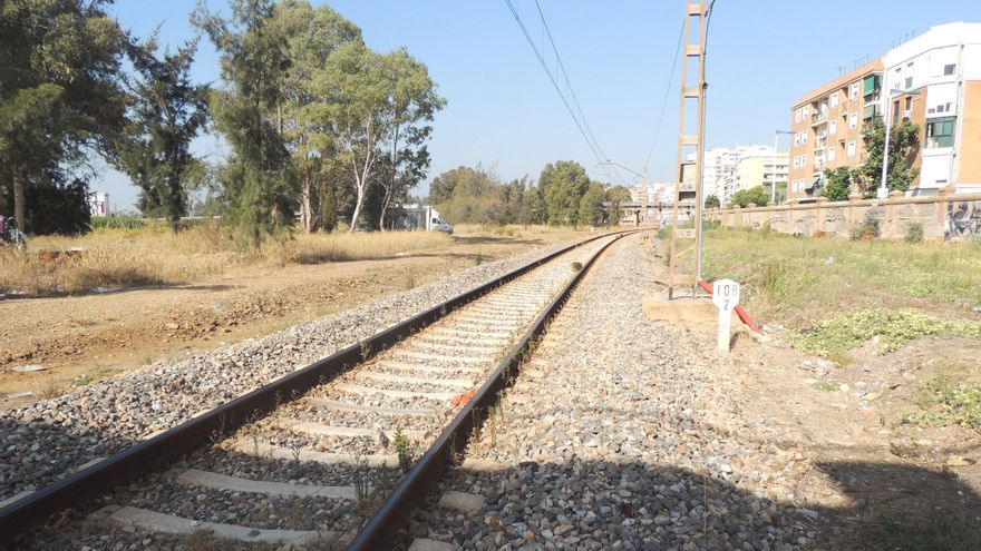 El olvidado traqueteo del ferrocarril: 35 años sin trenes entre Andalucía y Murcia