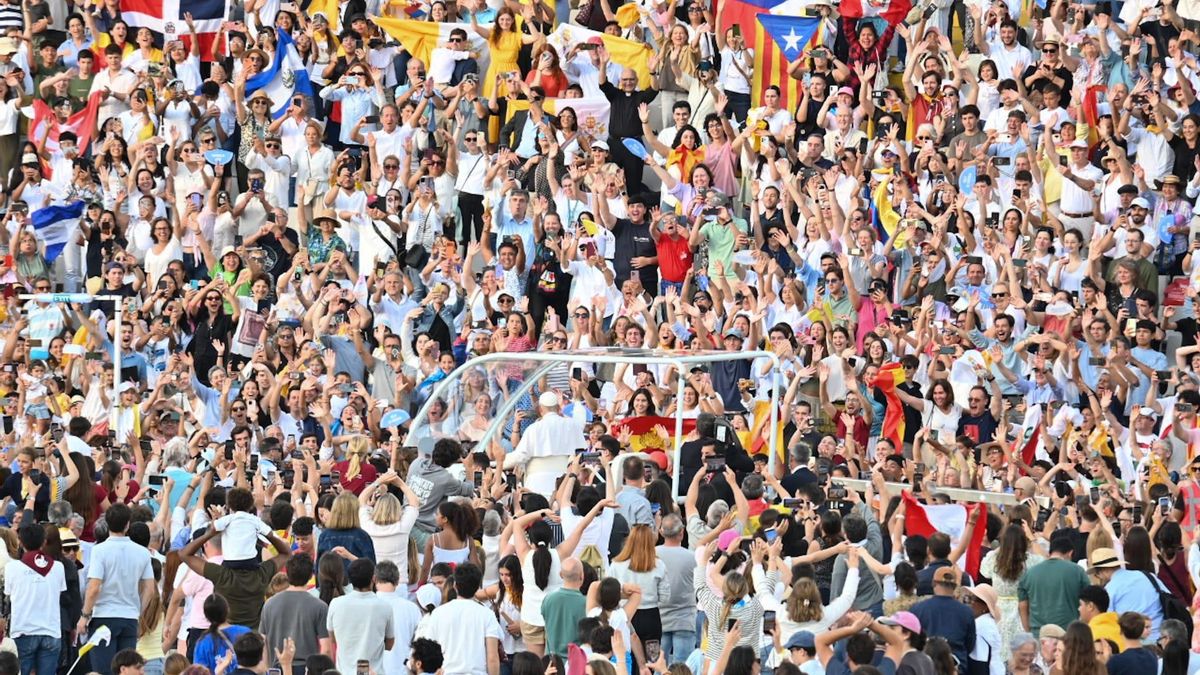 El Papa clama contra la violencia contra las mujeres y la soledad en una multitudinaria vigilia en Montjuïc