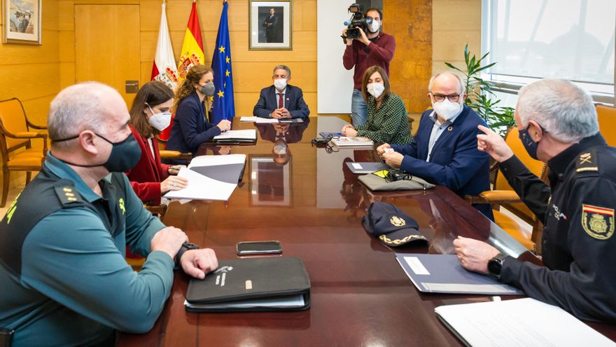 Revilla y Quiñones, entre otros, en la reunión del Centro de Coordinación Operativa (CECOR) para abordar la situación sanitaria y el despliegue de medios de cara a la próxima Semana Santa