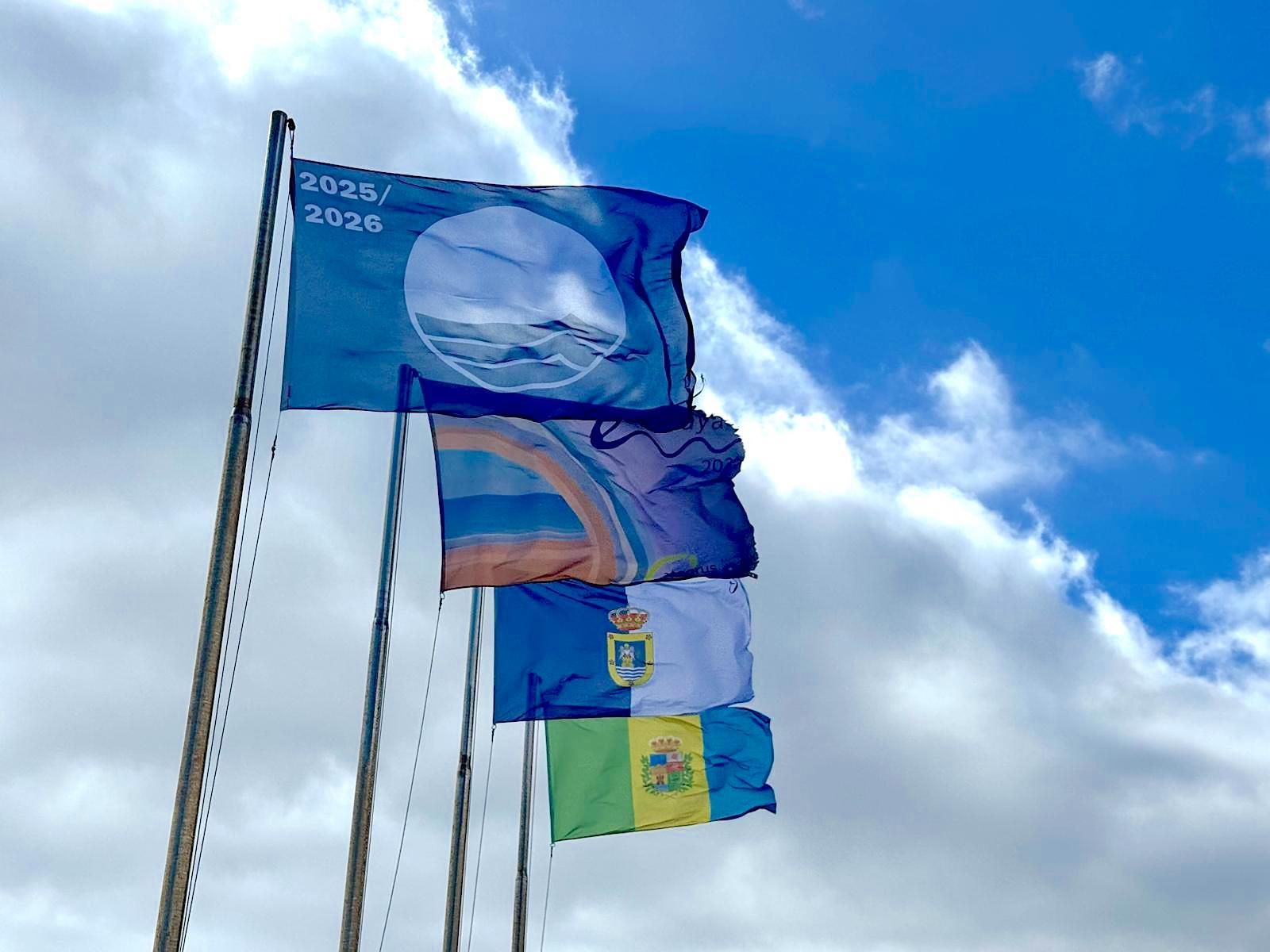 Breña Baja iza la Bandera Azul en la Playa de Los Cancajos.