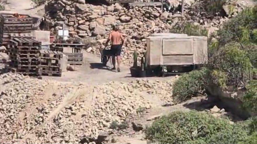 Un hombre en la zona donde se pretendía celebrar una fiesta ilegal en Granadilla