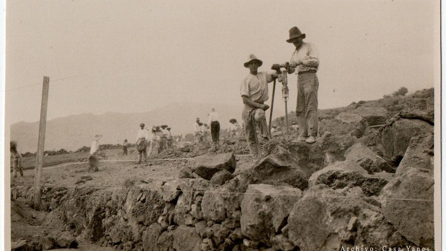 Trabajadores durante la construcción de los muros de mampostería para el cultivo del plátano. (Archivo Casa Yanes)