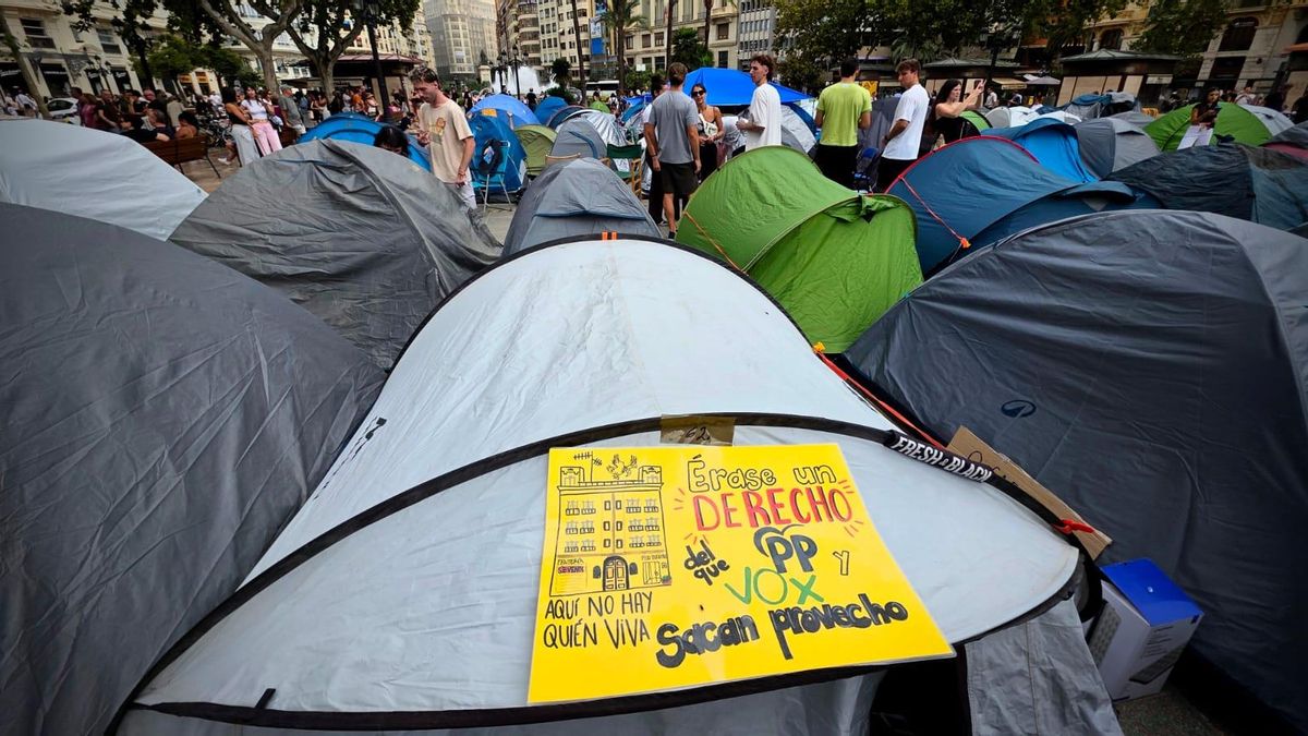 La acampada por la vivienda instalada en la Plaza del Ayuntamiento de València.