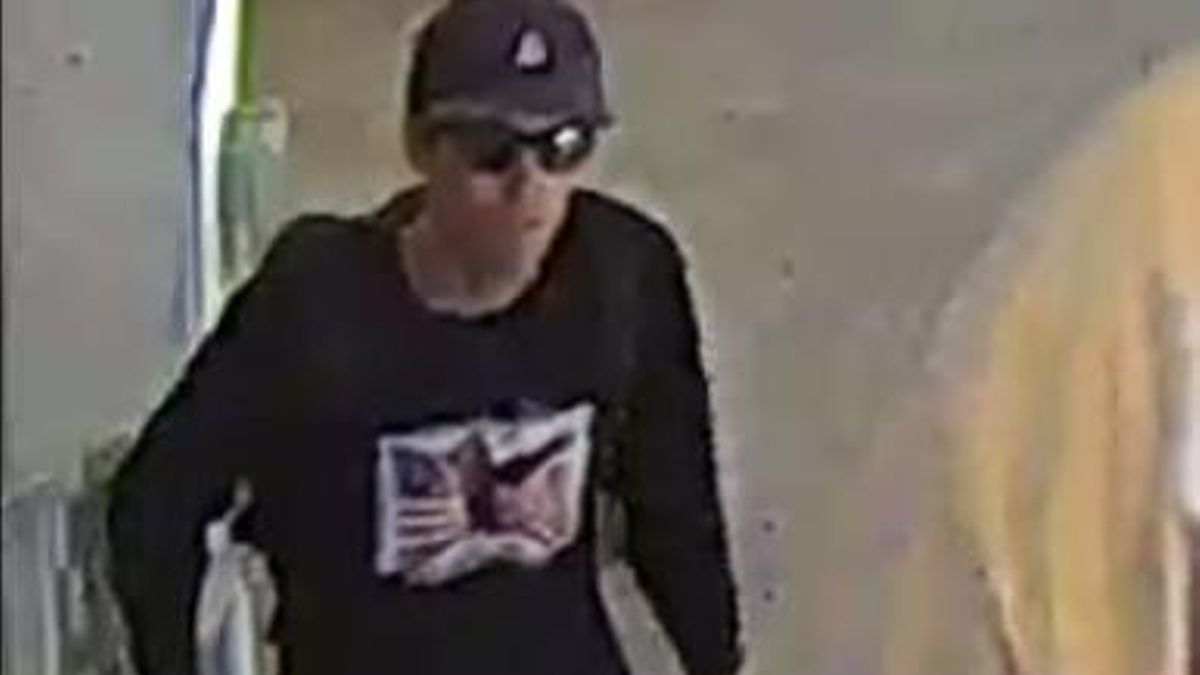 Foto del posible asesino de Charlie Kirk difundida por el FBI.