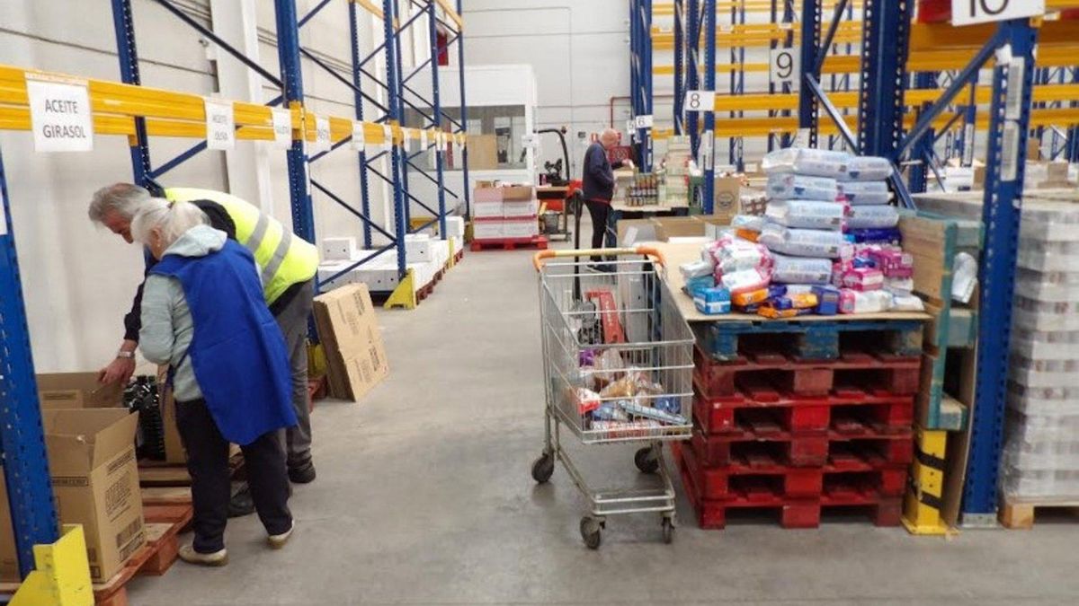 Labores de organización en el Banco de Alimentos.