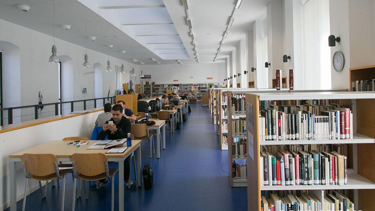 El Ayuntamiento prevé sumar 18 trabajadores a las bibliotecas para cumplir los horarios tras la queja del Defensor
