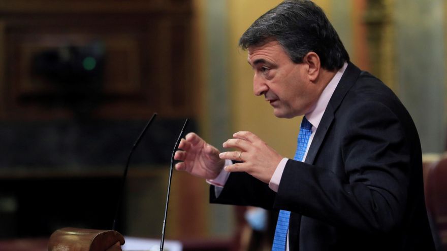 El portavoz del PNV, Aitor Esteban, interviene en el pleno. EFE/Fernando Alvarado
