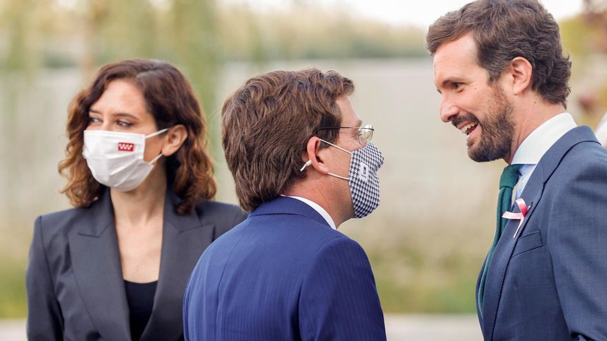 El presidente del PP, Pablo Casado, habla con el alcalde de Madrid, José Luis Martínez-Almeida, cerca de la presidenta regional, Isabel Díaz Ayuso, el pasado mes de octubre en un acto de una universidad privada.