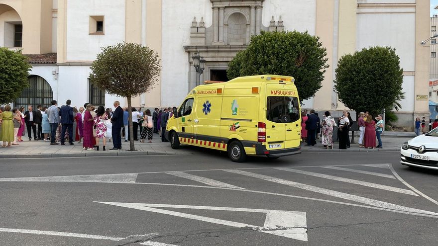 Un conductor de ambulancias decora el vehículo y lo usa para llevar a los novios de una boda en Badajoz