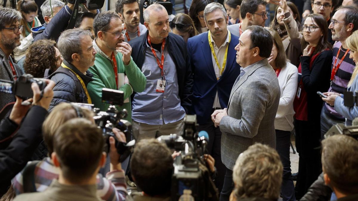 El nuevo president de la Generalitat, Juanfran Pérez Llorca, conversa con los medios durante el acto en el que ha anunciado la composición de su gobierno, este miércoles en el Palau de la Generalitat.