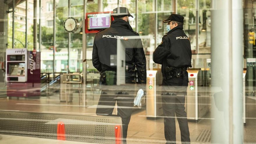 Policías nacionales en la estación de Goya de Zaragoza.