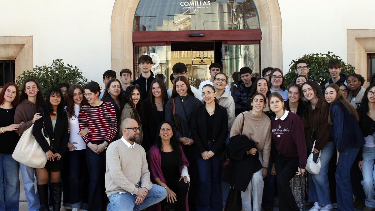 Estudiantes del IES Bendinat con los organizadores del premio