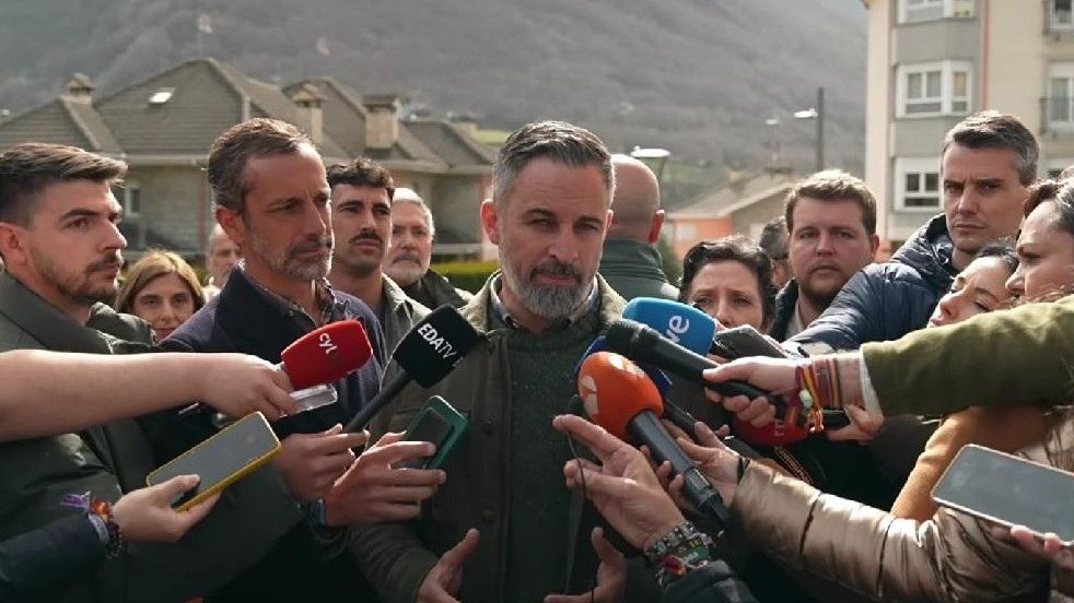 Abascal apunta contra Feijóo por el fiasco de Extremadura en la recta final de la campaña de Castilla y León