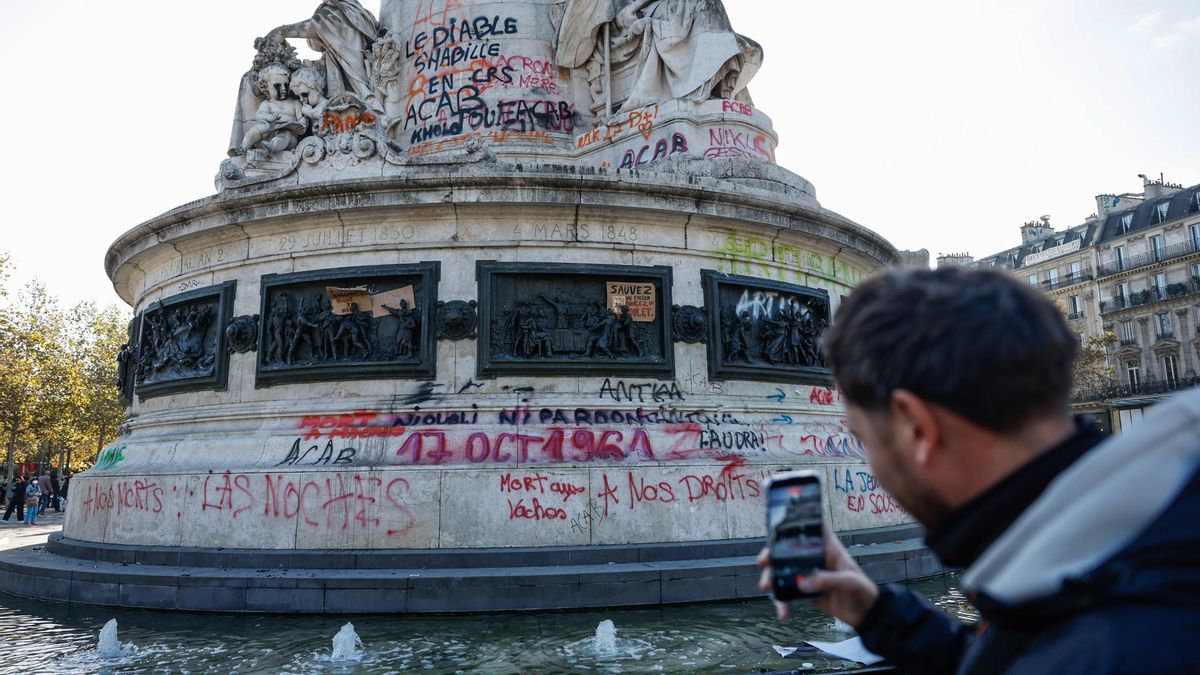 Grafitis en la Estatua de la República tras los enfrentamientos entre la policía antidisturbios y los manifestantes.