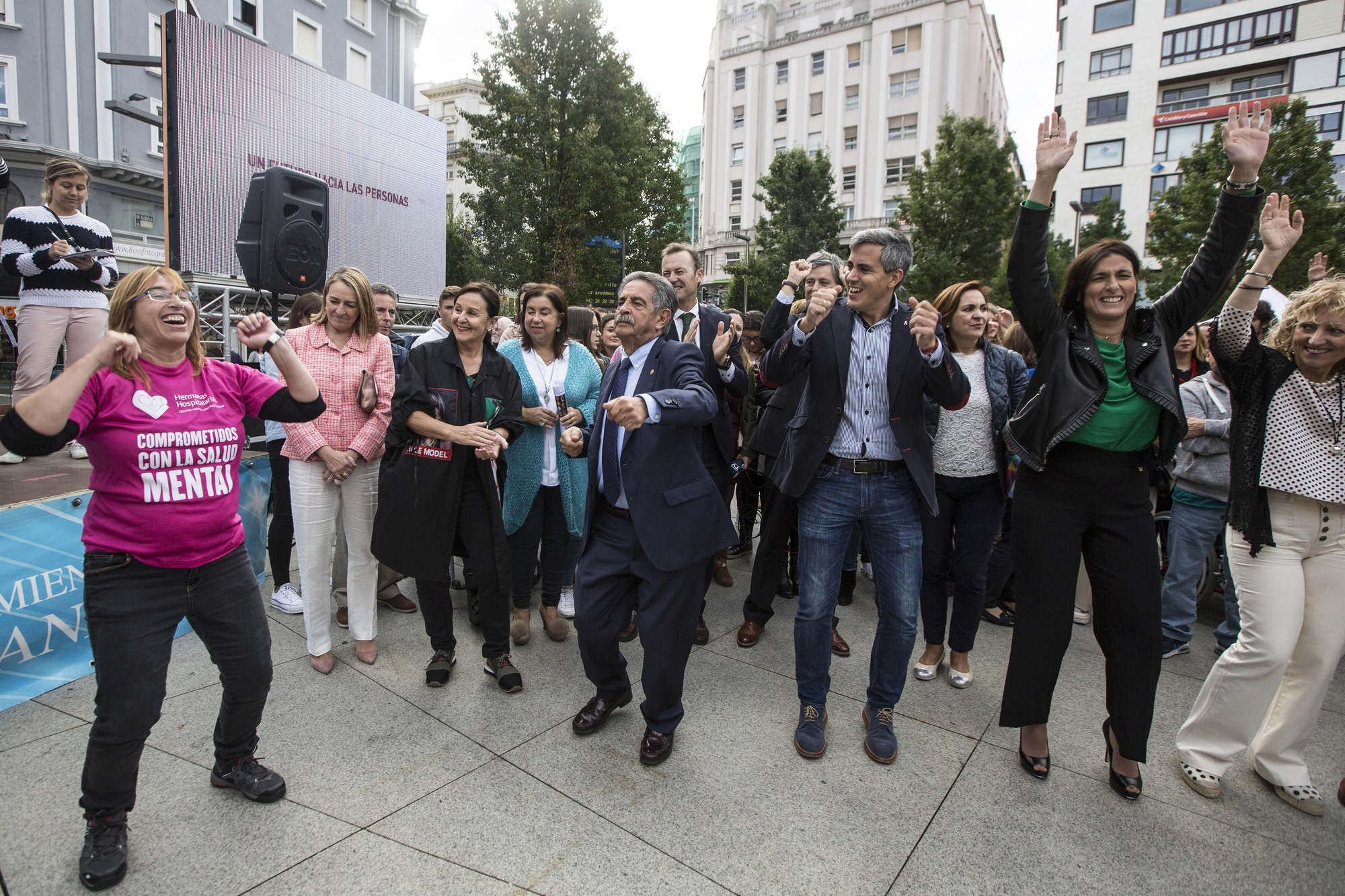 Distintas autoridades participan en el Día Mundial de la Salud Mental organizado por el Centro Hospitalario Padre Menni y varias organizaciones, en la plaza del Ayuntamiento de Santander. | JAVIER COTERA