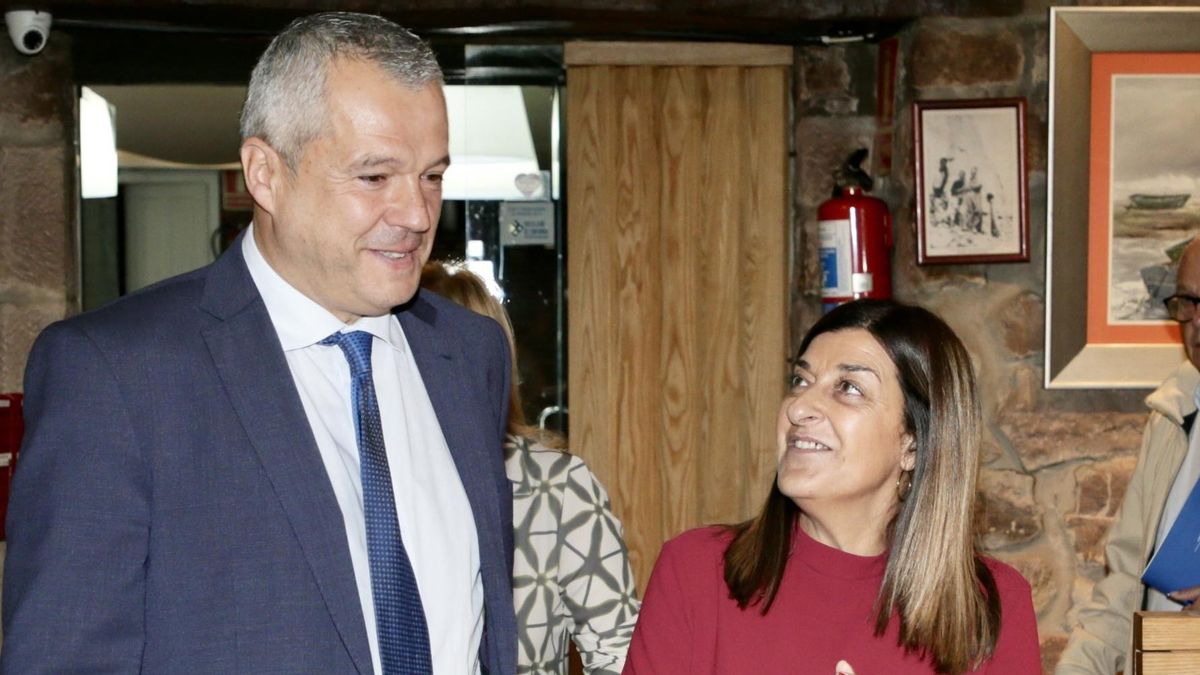 La presidenta de Cantabria, María José Sáenz de Buruaga, con el nuevo presidente de la FEMP, Javier Camino.