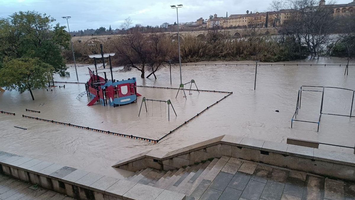 El Guadalquivir inunda un parque infantil a su paso por Córdoba.