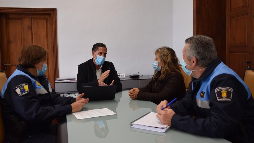 El concejal de Seguridad de La Laguna se reúne con la Policía Local para diseñar un plan de seguridad para Las Raíces.