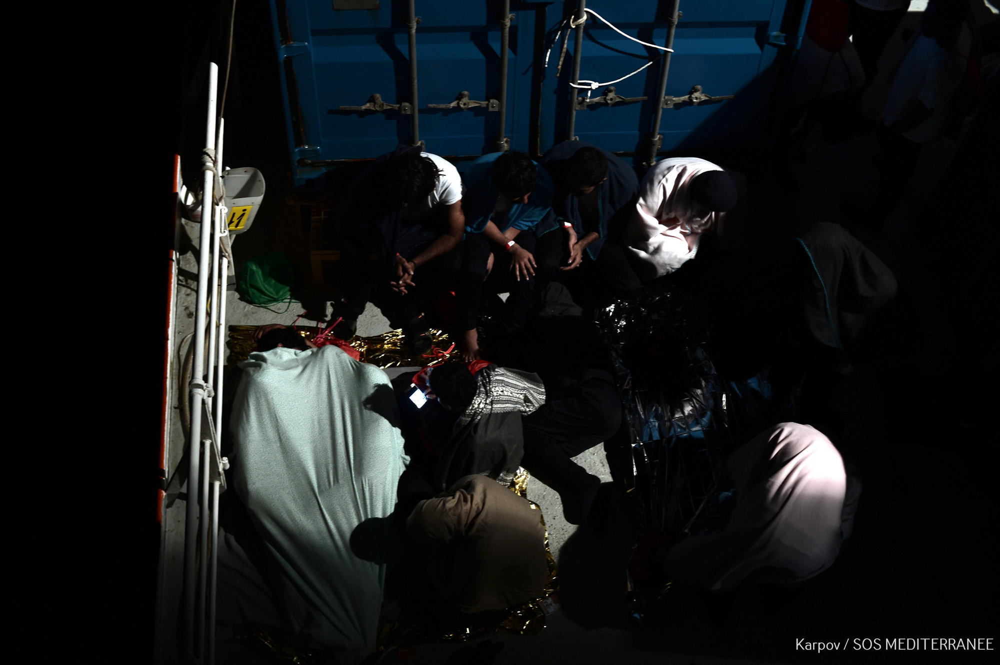 Algunas de las personas rescatadas durante la operación de salvamento que tuvo lugar en la madrugada del pasado domingo. La ONG SOS Méditerranée socorrió a 229 personas, mientras que el resto de migrantes fueron rescatados por la Guardia Costera italiana y barcos mercantes, y después los trasladaron al Aquarius. En total, 629 personas permanecen en el buque operado por SOS Mediterranée y MSF después de que Italia y Malta denegaran el desembarco de la nave en sus puertos. Foto: Karpov / SOS MEDITERRANEE