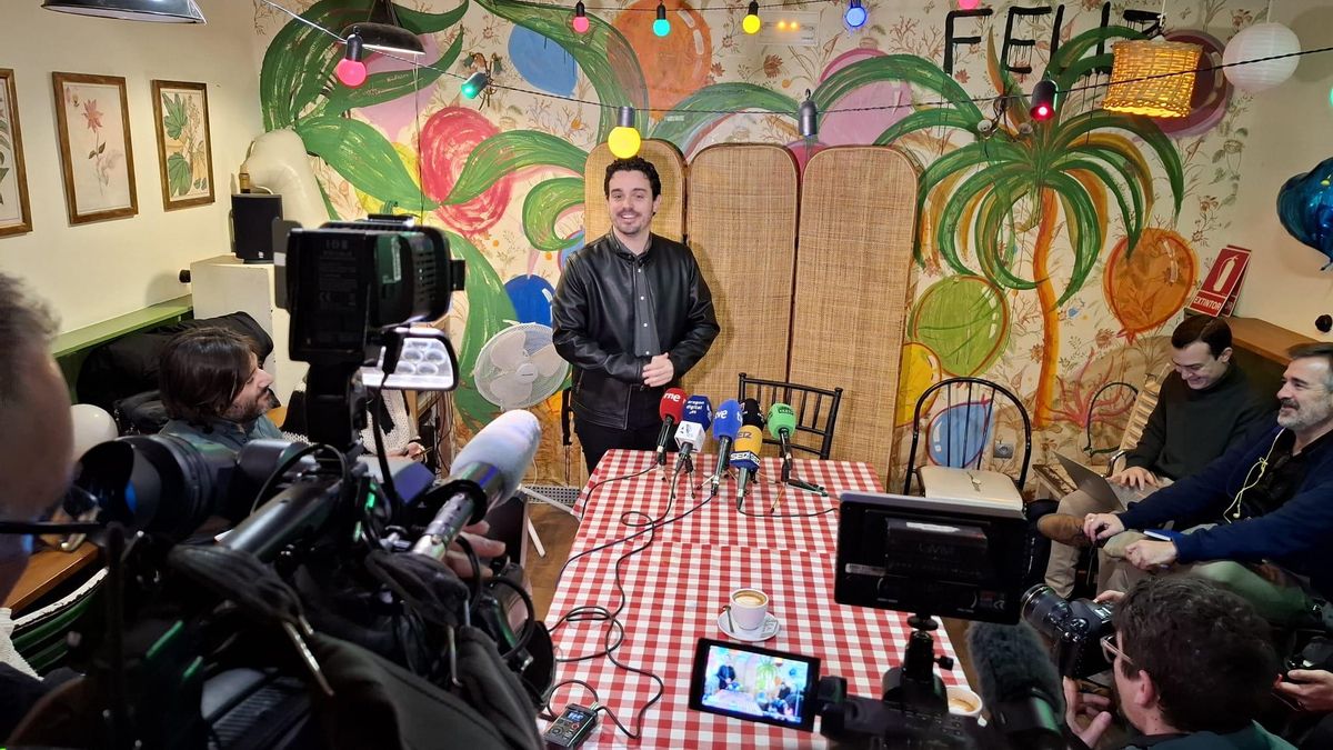 Villagrasa, en un local del pasaje del Ciclón de Zaragoza, en el encuentro con los medios.