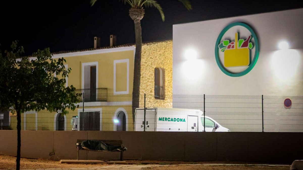 Una persona sin vivienda duerme en un banco junto al Mercadona de sa Carroca, en Sant Jordi (Eivissa).
