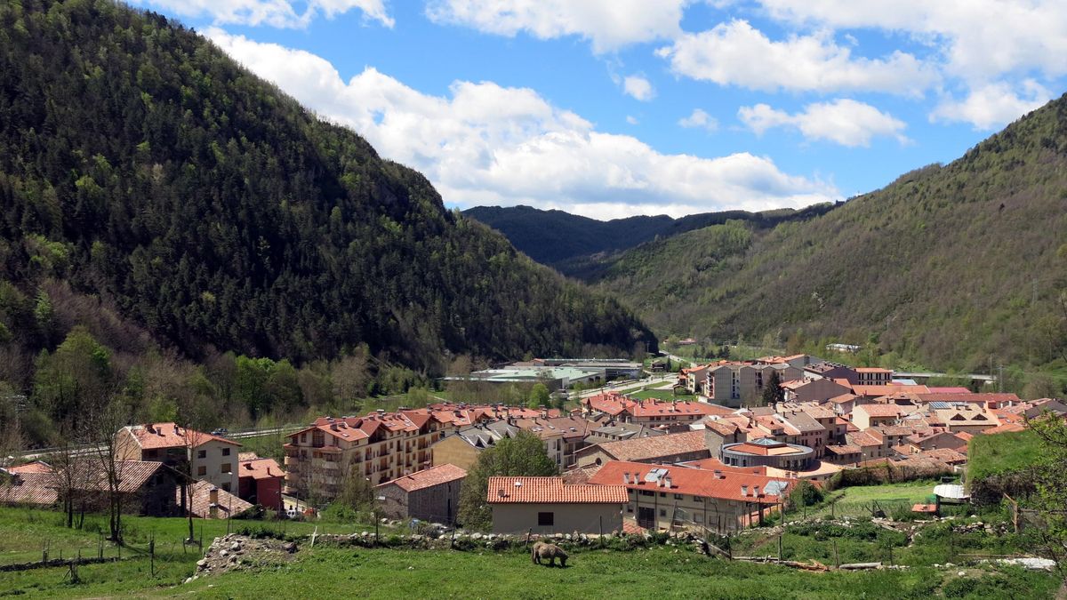 En este pueblo románico se fabrican las galletas más antiguas de España y se preservan monasterios y puentes medievales