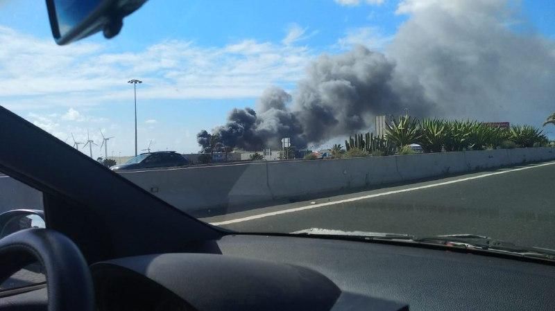 Columna de humo vista desde la GC-1.