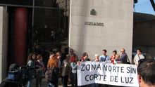 Los vecinos se han manifestado a las puertas de los juzgados de la capital garandina.