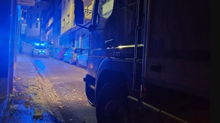 Un camión se queda atascado en una calle del Casco de Cuenca al seguir indicaciones erróneas del navegador