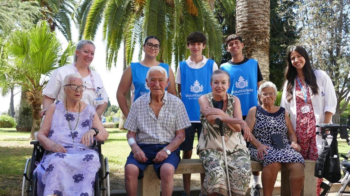 El Hospital San Juan de Dios refuerza su apoyo a los mayores y sus cuidadores con atención domiciliaria
