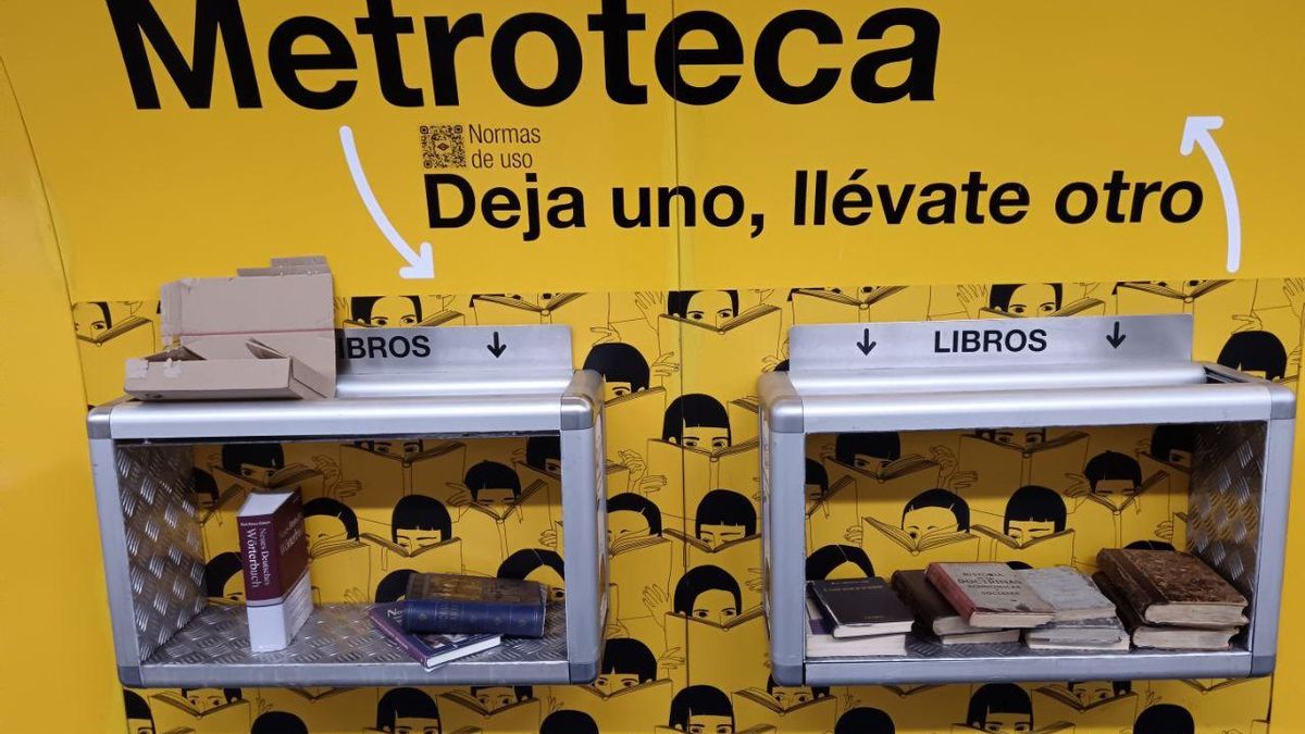 Libros y una caja de cartón en las Metrotecas de la estación de Metro de Madrid de Tetuán.