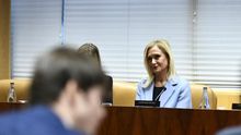 Cifuentes cree que ahora "está pagando" por no haber "bailado al son de algunos y haber levantado alfombras"