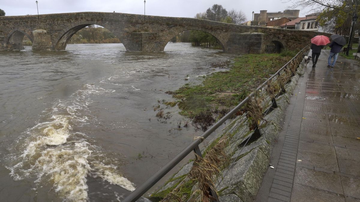 Vista de el río Tormes a su paso por la localidad abulense de El Barco de Ávila este viernes, después de las lluvias y el viento de las últimas horas que hicieron saltar la alarma en la zona.