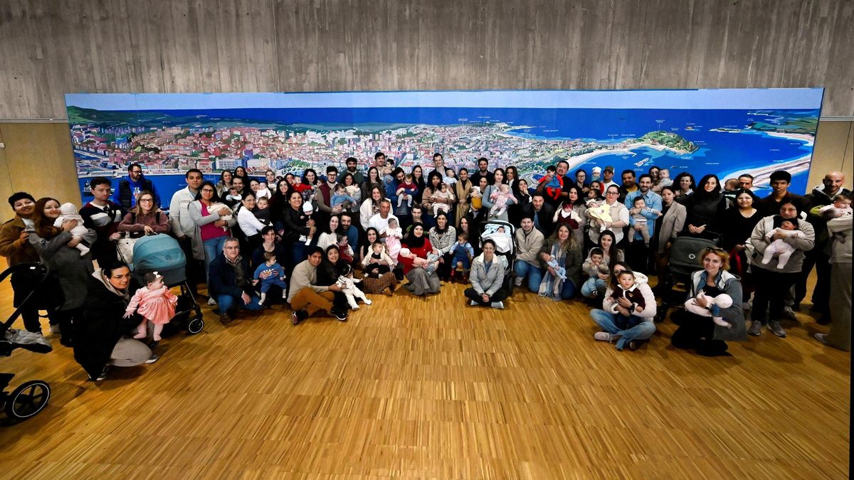 La alcaldesa de Santander protagoniza un acto de 'bienvenida' a los 447 bebés nacidos este año con 200 euros de subvención