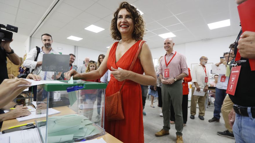 María Jesús Montero ejerce su derecho al voto en Sevilla
