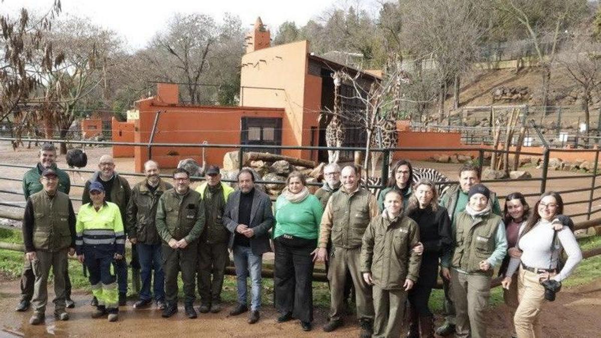 Personal del Zoo de Córdoba, ante el recinto de las jirafas.