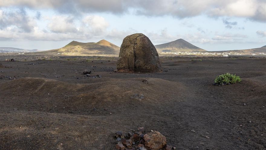 Paisaje volcánico junto a Montaña Colorada, situado en el municipio de Tinajo y uno de los últimos volcanes activos en las erupciones de Timanfaya