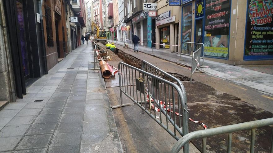 Farolas que chocan con las fachadas en la 'calle-cremallera' de Santander