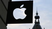 Logo de Apple frente aun edificio.