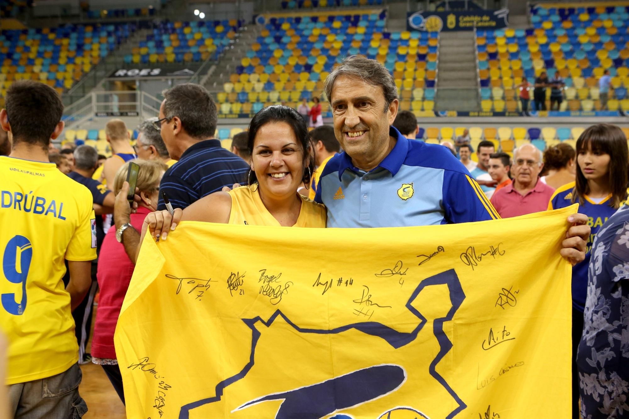 El Granca celebra con los aficionados la victoria de la SuperCopa (ALEJANDRO RAMOS)