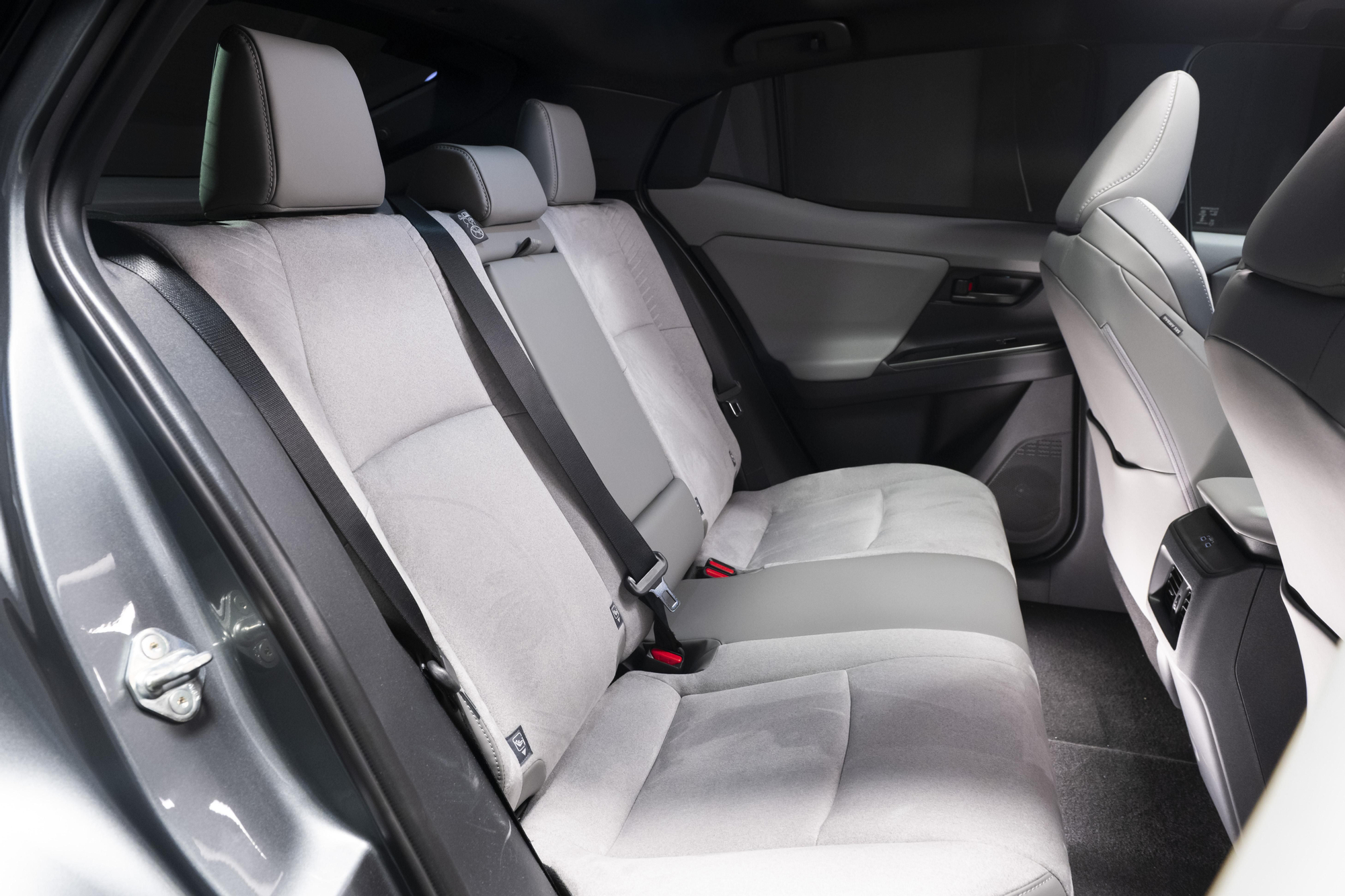 Las plazas traseras del C-HR+ son las grandes beneficiadas del incremento de longitud.